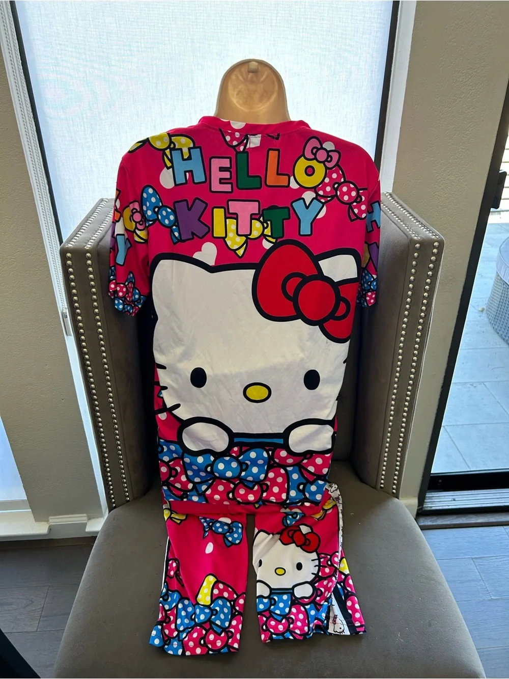 Hello Kitty Pink Pajama Set - Short Sleeve Top & Capris - Picture 2 of 3